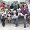Pause gourmande : Johnny Hallyday et Laeticia dégustent des glaces avec leurs filles Jade et Joy après l'école, à Los Angeles, le 7 février 2012.