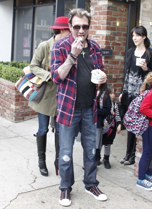 Johnny Hallyday et Laeticia en compagnie de Jade et Joy après l'école, à Los Angeles, le 7 février 2012.