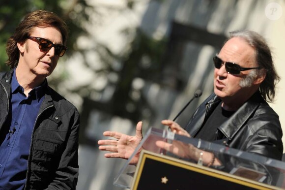 Neil Young prononce quelques mots pour Paul McCartney qui reçoit son étoile sur le Walk of Fame à Los Angeles, le 9 février 2012.
