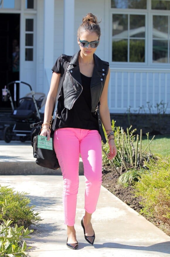 Jessica Alba remet le look rock des eighties au goût du jour avec son perfecto et son pantalon flashy. Los Angeles, le 9 février 2012.