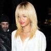 La chanteuse Rihanna, superbe avec sa nouvelle chevelure blonde à Los Angeles, le 8 février 2012.