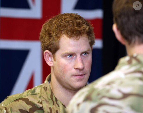 Le prince Harry le 10 février 2012 à la base de la RAF de Hunington, dont il est commandant d'honneur, non loin de sa base de Wattisham (Suffolk). Il a notamment partagé son expérience de l'Afghanistan avec ses camarades, à quelques mois de son probable redéploiement.