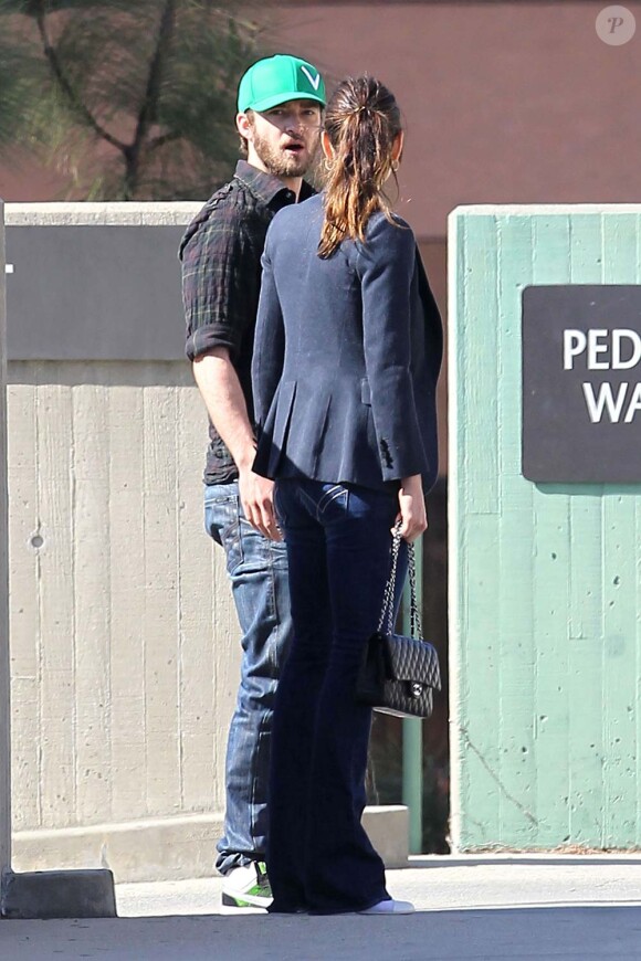 Justin Timberlake et Jessica Biel à la sortie d'un cabinet médical de Los Angeles, le 10 février 2012.