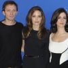 Goran Kostic, Angelina Jolie et Zana Marjanovic présentent Au pays du sang et du miel au festival de Berlin, le 11 février 2012.