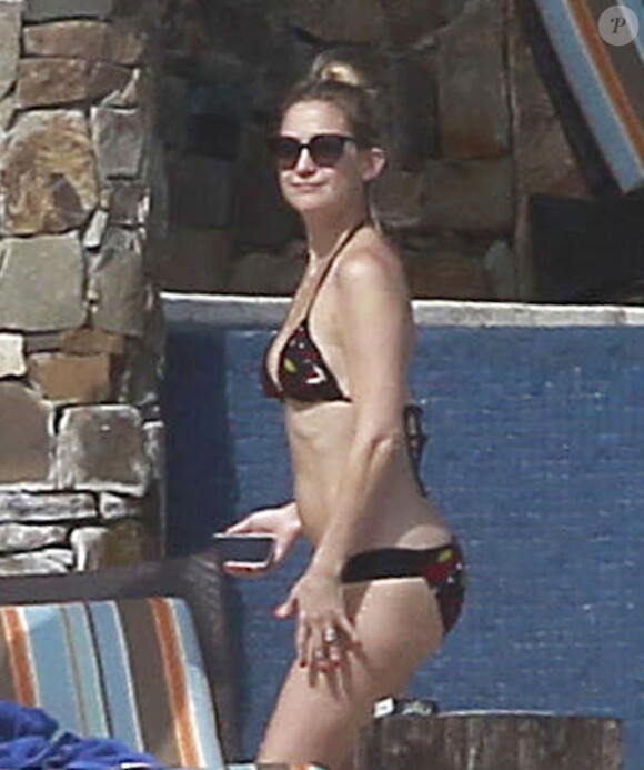 Kate Hudson est en vacances à Cabo San Lucas, au Mexique, en février 2012. Elle est avec son compagnon Matthew Bellamy et leur enfant Bingham.