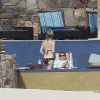 Kate Hudson se détend sous le soleil de Cabo San Lucas, au Mexique, en février 2012. Elle est avec son compagnon Matthew Bellamy et leur enfant Bingham.