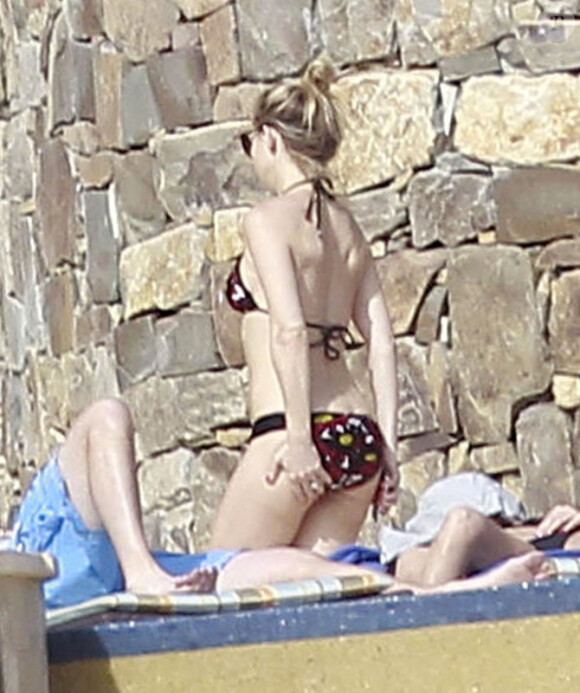 Kate Hudson très sexy à Cabo San Lucas, au Mexique, en février 2012. Elle est avec son compagnon Matthew Bellamy et leur enfant Bingham.