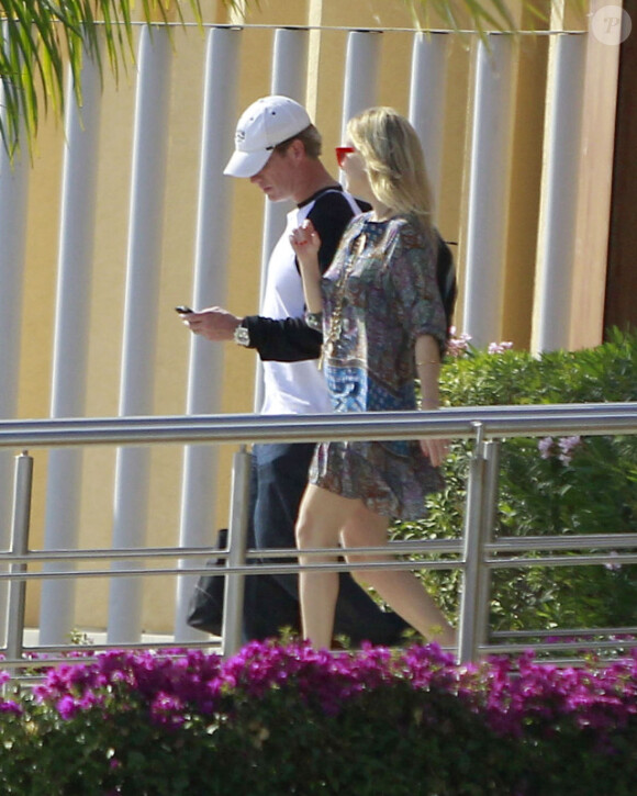 Kate Hudson en congés à Cabo San Lucas, au Mexique, en février 2012. Elle est avec son compagnon Matthew Bellamy et leur enfant Bingham.