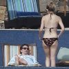 Kate Hudson se détend sous le soleil de Cabo San Lucas, au Mexique, en février 2012. Elle est avec son compagnon Matthew Bellamy et leur enfant Bingham.