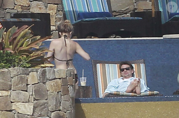 Kate Hudson se détend sous le soleil de Cabo San Lucas, au Mexique, en février 2012. Elle est avec son compagnon Matthew Bellamy et leur enfant Bingham.