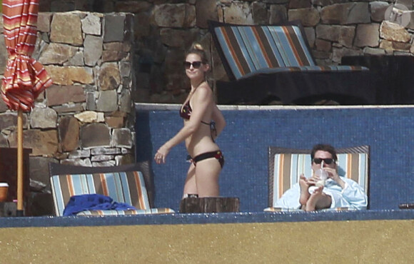 Kate Hudson se détend sous le soleil de Cabo San Lucas, au Mexique, en février 2012. Elle est avec son compagnon Matthew Bellamy et leur enfant Bingham.