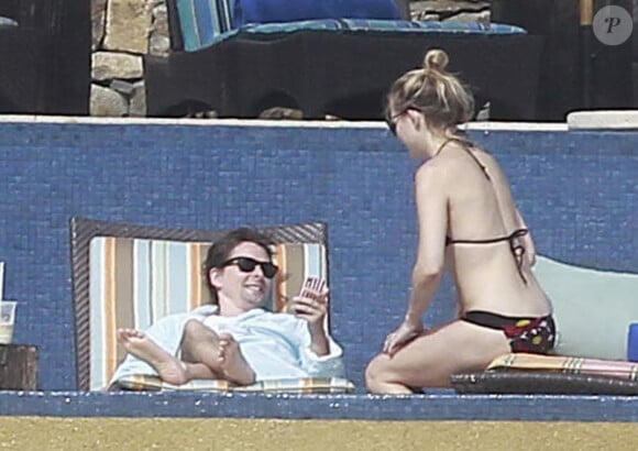 Kate Hudson papote avec son amoureux Matthew Bellamy sous le soleil de Cabo San Lucas, au Mexique, en février 2012. E et leur enfant Bingham.
