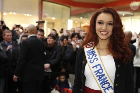 Delphine Wespiser, Miss France 2012, fait une séance de dédicaces dans la galerie commerciale de Auchan à Illkirch-Graffenstaden, le 11 Fevrier 2012 