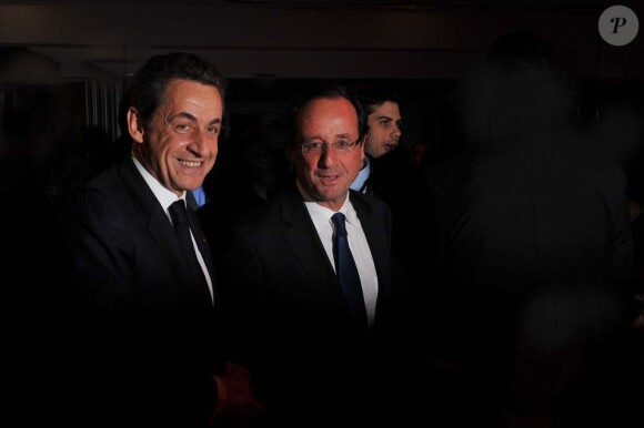 Nicolas Sarkozy et François Hollande au dîner du CRIF à Paris, le 8 février 2012.