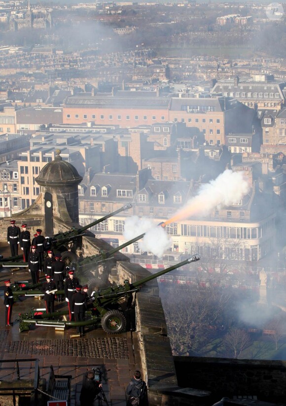 Le 6 février 2012, les canonniers du 105e régiment royal d'artillerie ont tiré une salve de 12 coups depuis le château d'Edimbourg pour inaugurer le jubilé de diamant de la reine Elizabeth II.