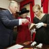 Le prince Charles, Camilla Parker Bowles et Gillian Anderson au musée Dickens à Londres le 7 février 2012. 