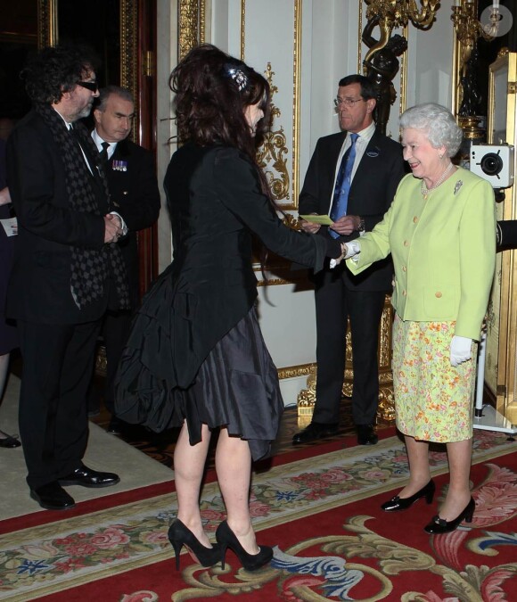 Fraîchement élevée au grade de commandeur de l'ordre de l'empire britannique, Helena Bonham Carter retrouvait la reine Elizabeth II, qui donnait le 14 février 2012 une réception à Buckingham Palace suite à la représentation d'une pièce hommage à Charles Dickens au Guildhall de Londres.