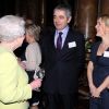 Rowan Atkinson et Gillian Anderson ont rencontré la reine Elizabeth II, qui donnait le 14 février 2012 une réception à Buckingham Palace suite à la représentation d'une pièce hommage à Charles Dickens au Guildhall de Londres.
