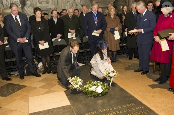 Le prince Charles et Camilla Parker Bowles avec des descendants de Dickens pour un hommage en l'abbaye de Westminster le 7 février 2012, jour du bicentenaire de la naissance de l'écrivain.