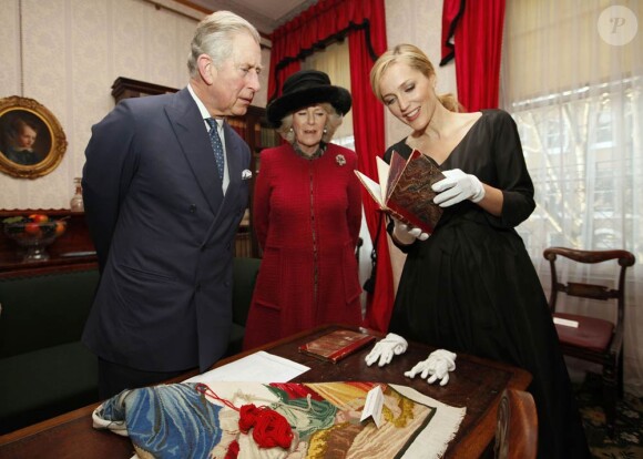 Le prince Charles, Camilla Parker Bowles et Gillian Anderson au musée Dickens à Londres le 7 février 2012. 