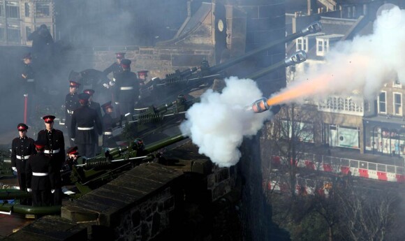 Le 6 février 2012, les canonniers du 105e régiment royal d'artillerie ont tiré une salve de 12 coups depuis le château d'Edimbourg pour inaugurer le jubilé de diamant de la reine Elizabeth II.