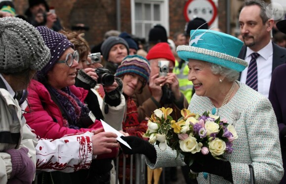 La reine Elizabeth II en visite à Kings Lynn dans le Norfolk, le 6 février 2012, jour des 60 ans de son accession au trône britannique.