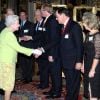 La reine Elizabeth II, qui salue ici Mark Dickens, descendant de l'écrivain, donnait le 14 février 2012 une réception à Buckingham Palace suite à la représentation d'une pièce hommage à Charles Dickens au Guildhall de Londres.