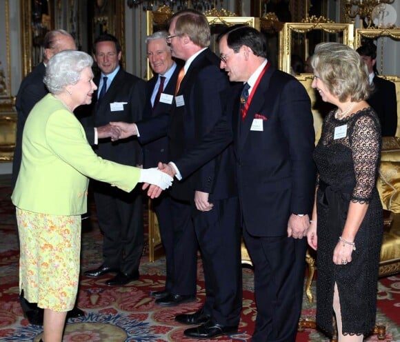 La reine Elizabeth II, qui salue ici Mark Dickens, descendant de l'écrivain, donnait le 14 février 2012 une réception à Buckingham Palace suite à la représentation d'une pièce hommage à Charles Dickens au Guildhall de Londres.