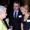 Rowan Atkinson et Gillian Anderson ont rencontré la reine Elizabeth II, qui donnait le 14 février 2012 une réception à Buckingham Palace suite à la représentation d'une pièce hommage à Charles Dickens au Guildhall de Londres.