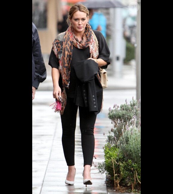 Hilary Duff se rend à un déjeuner avec des amies, à Los Angeles, le mercredi 15 février 2012. 