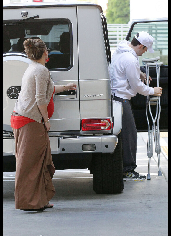 Hilary Duff, sur le point d'accoucher, chouchoute son mari, fraîchement opéré, le 29 janvier 2012 à Los Angeles.