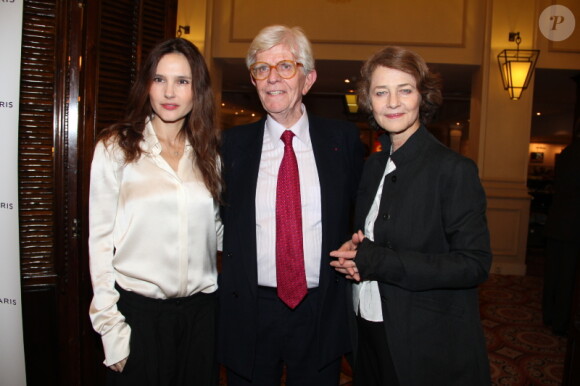 Virginie Ledoyen et Charlotte Rampling célèbrent la sortie du livre Version originale de Henry Chapier, à Paris le 15 février 2012.