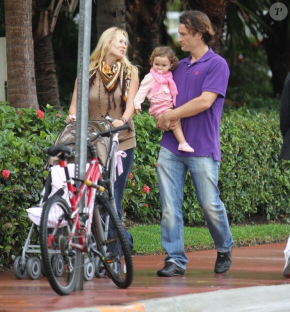 Carlos Moya, sa femme Carolina Cerezuela et leur fille Carla à Miami le 14 février 2012