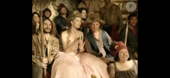 Gisele Bündchen en Marie-Antoinette dans un spot TV pour Sky TV au Brésil
