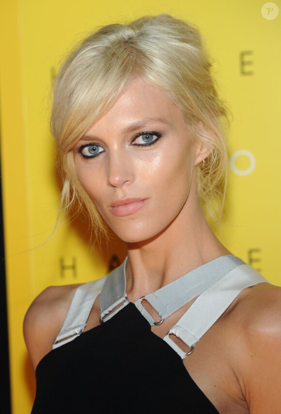 Anja Rubik assiste au lancement de la nouvelle collection Victoria Beckham à Londres. Le 17 février 2012.