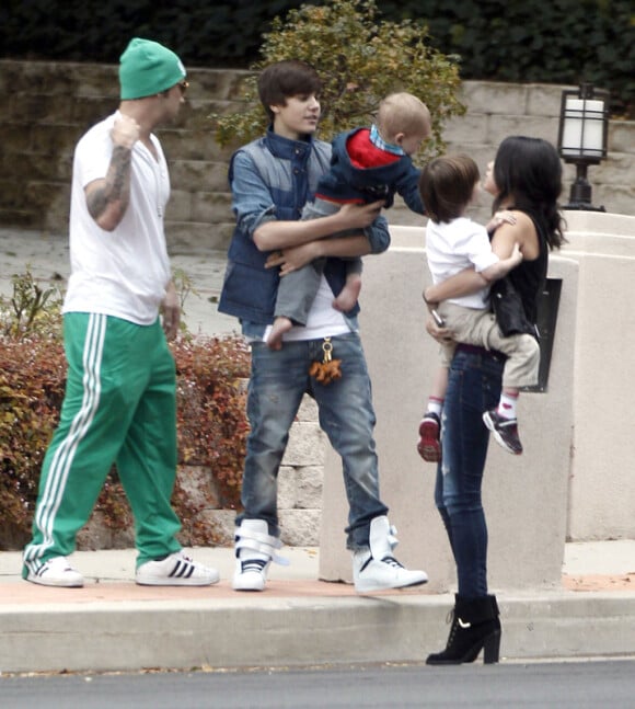 Justin Bieber et Selena Gomez, à Malibu, le samedi 18 février, en compagnie d'enfants de la famille de Justin.