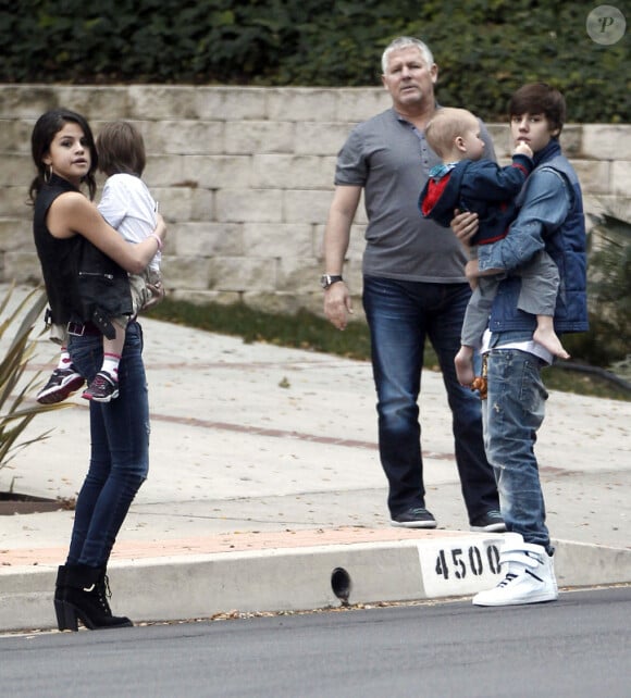 Justin Bieber et Selena Gomez, à Malibu, le samedi 18 février, en compagnie d'enfants de la famille de Justin.