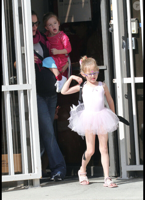 Jennifer Garner, enceinte, ses filles Violet et Seraphina à la sortie de leur cours de danse à Santa Monica le 18 février 2012