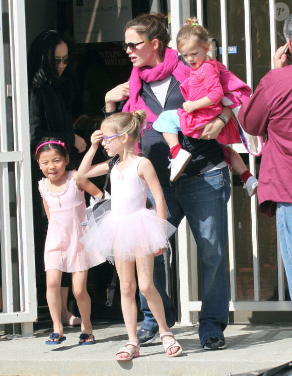 Jennifer Garner, enceinte : Avec ses filles Violet et Seraphina à la sortie de leur cours de danse, elle ne sait plus où donner de la tête à Santa Monica le 18 février 2012