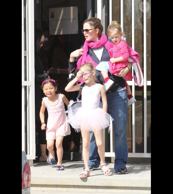 Jennifer Garner, très enceinte, vient chercher ses filles Violet et Seraphina à leur cours de danse classique le 18 février 2012 à Los Angeles 