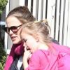 Jennifer Garner, très enceinte, vient chercher ses filles Violet et Seraphina à leur cours de danse classique le 18 février 2012 à Los Angeles 