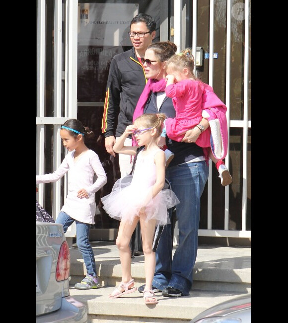Jennifer Garner, très enceinte : Sa Violet est une adorable ballerine lorsqu'elle vient la chercher à son cours de danse classique le 18 février 2012 à Los Angeles 