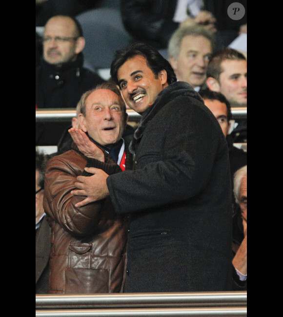 Bertrand Delanoë et le prince héritier du Qatar Tamim ben Hamad Al Thani lors du match au sommet entre le PSG et Montpellier (2-2) le 19 février 2012 à Paris au Parc des Princes