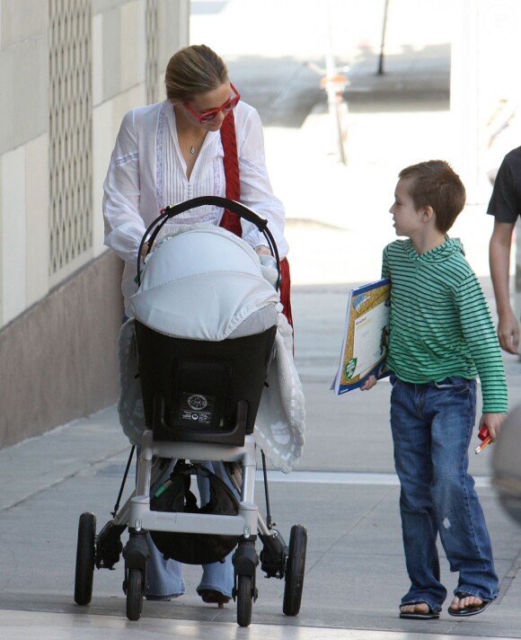 Kate Hudson et ses deux fils, Ryder et Bingham, à Los Angeles le 19 février 2012