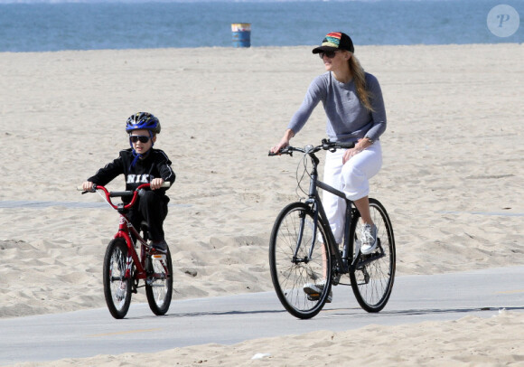 Kate Hudson et Ryder font du vélo à Santa Monica. Février 2012