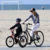 Kate Hudson et Ryder font du vélo à Santa Monica. Février 2012
