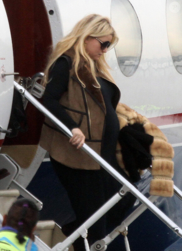 Jessica Simpson atterrit à Los Angeles le 6 février 2012.