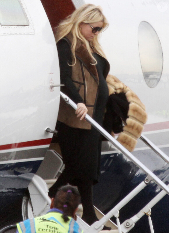 Jessica Simpson, enceinte de son premier enfant, atterrit à Los Angeles le 6 février 2012.