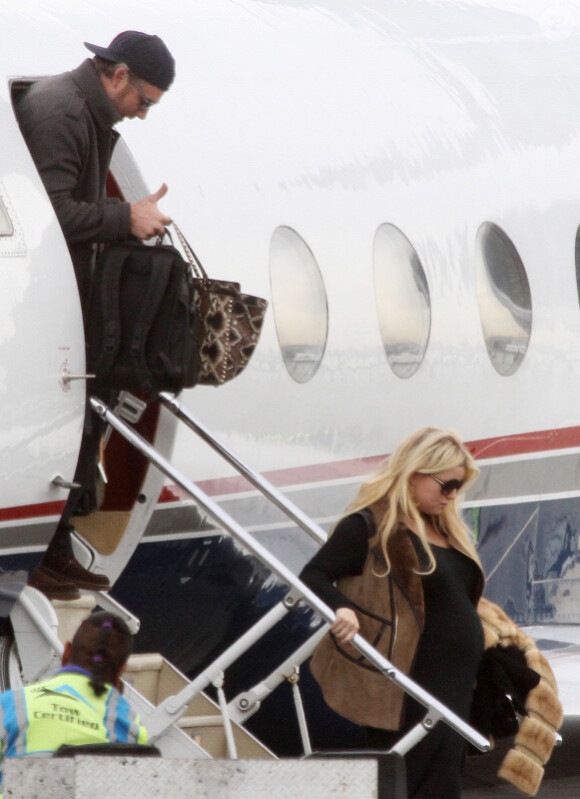 Jessica Simpson, suivi de son compagnon Eric Johnson, atterrit à Los Angeles le 6 février 2012.
