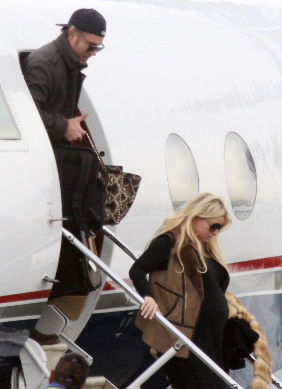 Eric Johnson et Jessica Simpson, très enceinte, atterrissent à Los Angeles, le 6 février 2012.